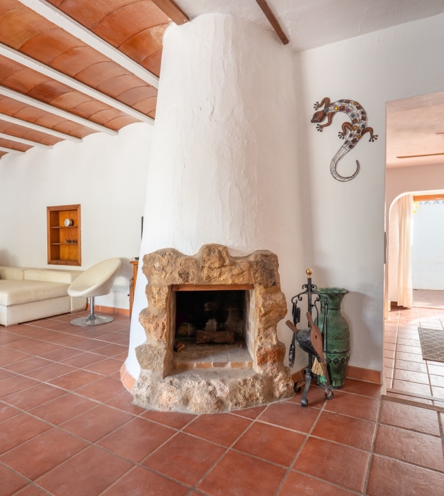 Resa Estates house huis te koop Siesta living and chimney.jpg